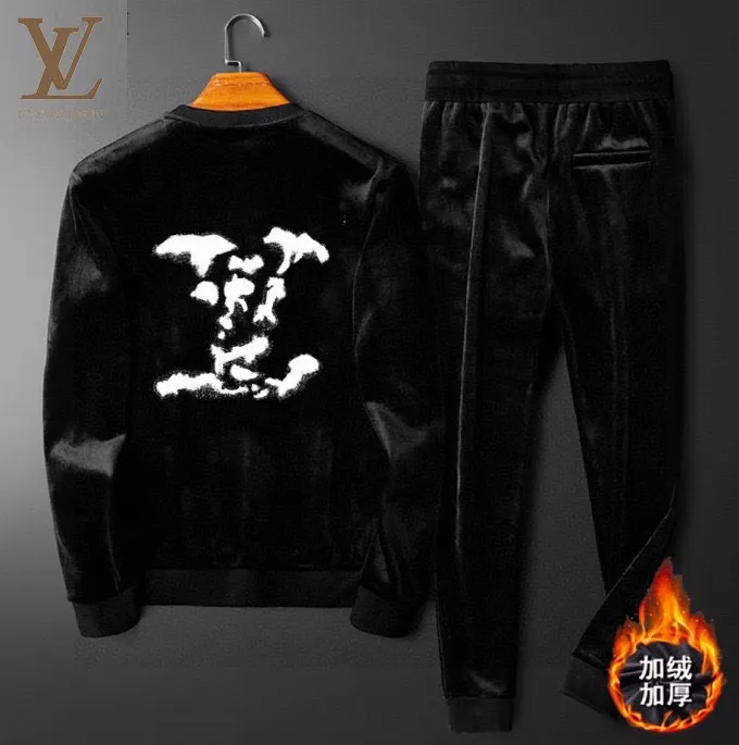 🅿️420 [LV Louis Vuitton] (Fat Man Gospel) hot-selling suit is coming. Focus on the original version of the official website. 2024 new hot-selling gold velvet suit. The original order is the best 🇭🇰. It is the meticulous work of top designers. It is a fitting and perfect upper body effect. 100% all-natural high-quality gold velvet, close-fitting comfort, noble and elegant! Original hardware embodies elegance and nobility! Counter size: M-4XL (up to 200 pounds)